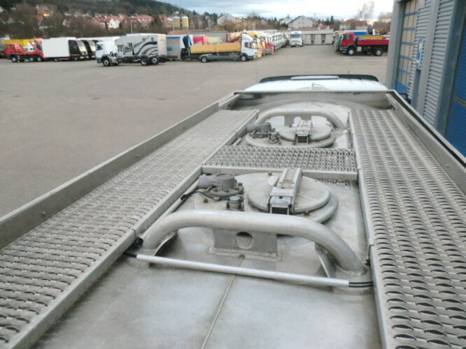 Cisternové vozidlo Mercedes-Benz SK 1824 L 4x2 SK 1824 L 4x2, Esterer Tankaufbau ca. 13.100l, 2 Kammern: obrázek 13