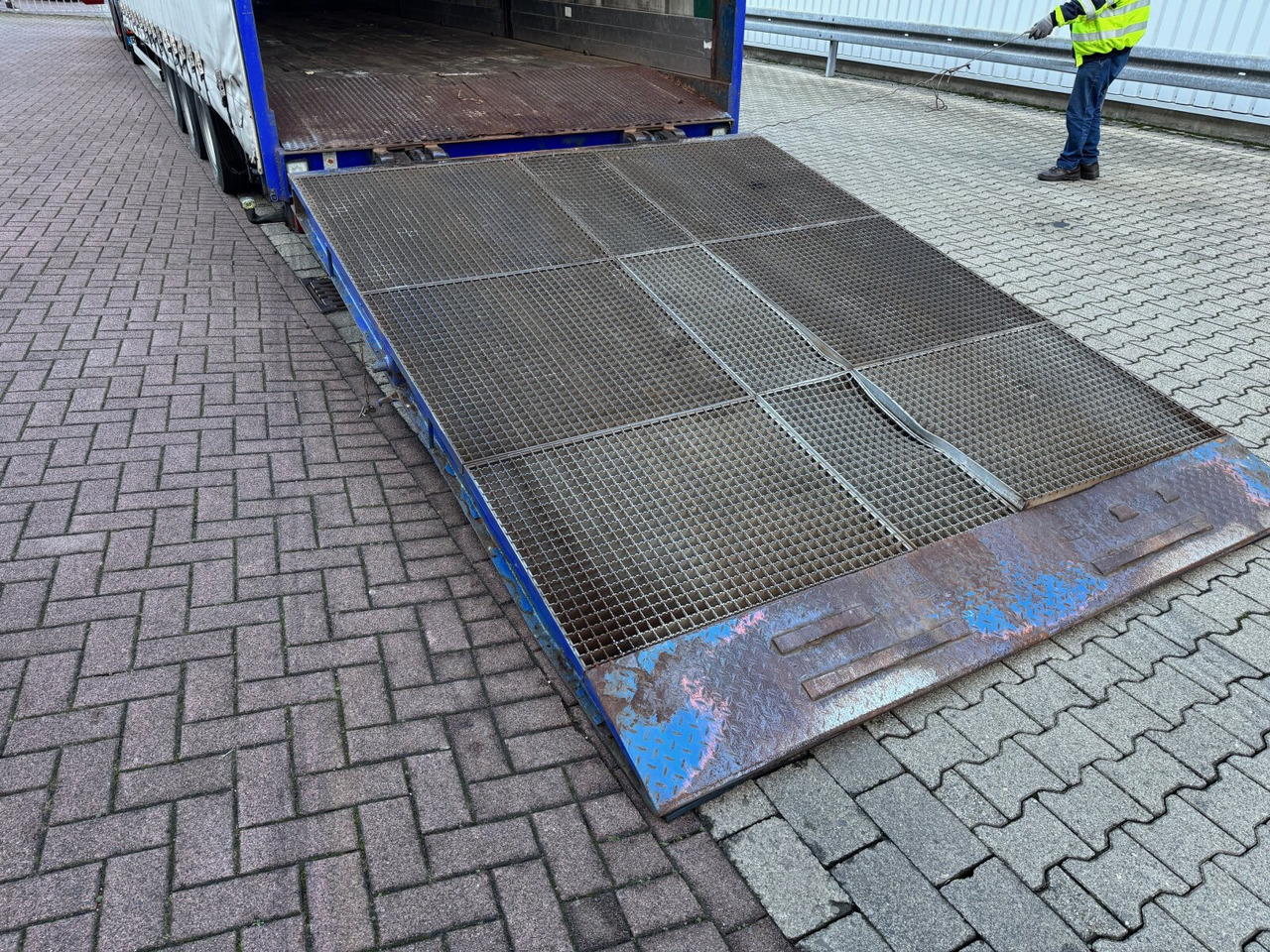 Renders NS4L32 NS4L32, Seilwinde, Edscha, hydr. Auffahrrampe - Návěs: obrázek 3 Renders NS4L32 NS4L32, Seilwinde, Edscha, hydr. Auffahrrampe - Návěs: obrázek 3