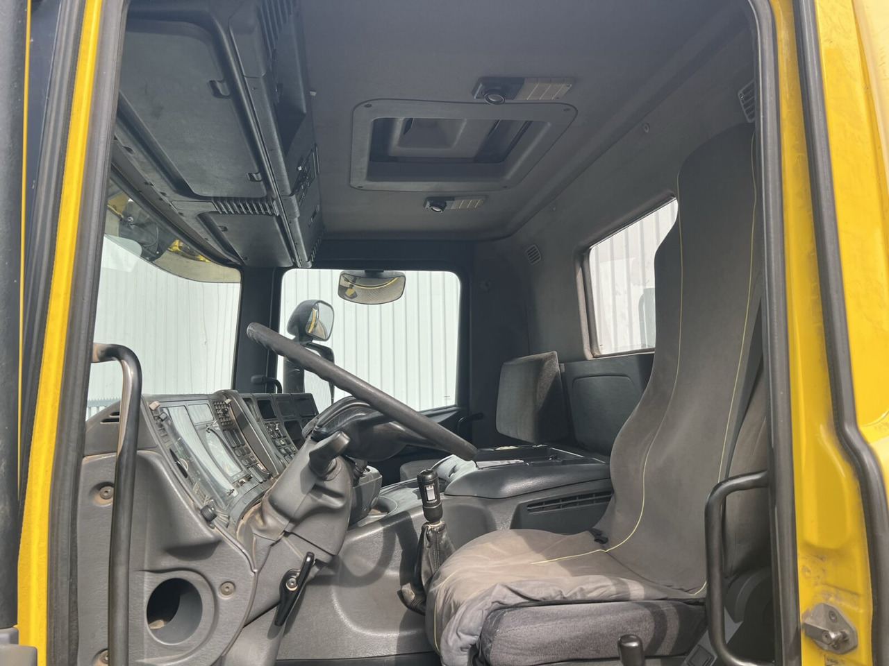 Interior photo 1: Ramenový nosič kontajnerov Scania 94G 260 GB 4x2 94G 260 GB 4x2, Meiller