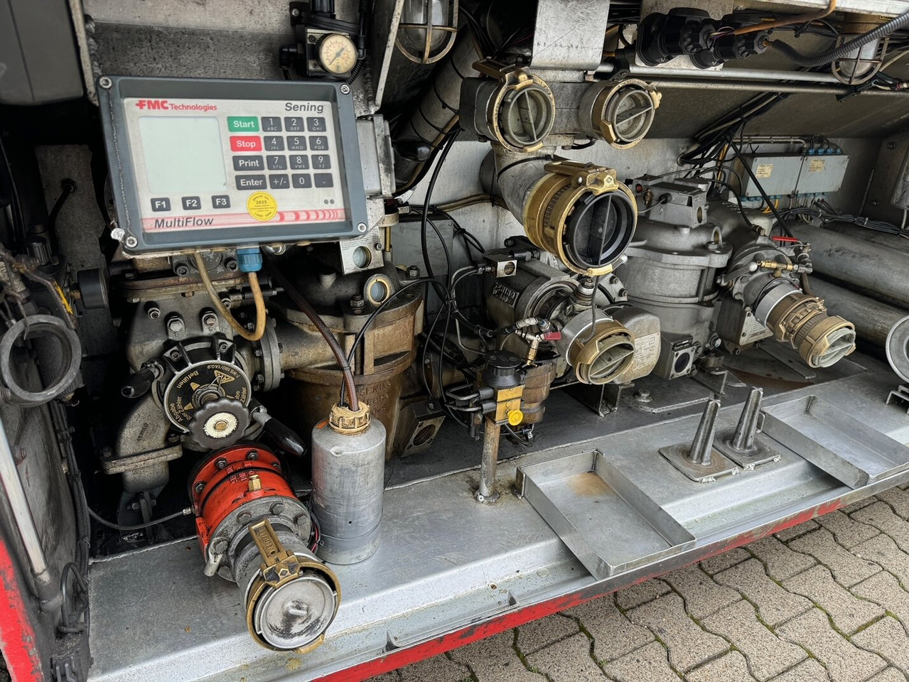 Schrader Z-STA 24-42.7/4 Tankauflieger Z-STA 24-42.7/4, 4 Kammern, ca. 42700l, 2x Liftachse, Oben-/Untenbefüllung - Cisternový návěs: obrázek 5 Schrader Z-STA 24-42.7/4 Tankauflieger Z-STA 24-42.7/4, 4 Kammern, ca. 42700l, 2x Liftachse, Oben-/Untenbefüllung - Cisternový návěs: obrázek 5