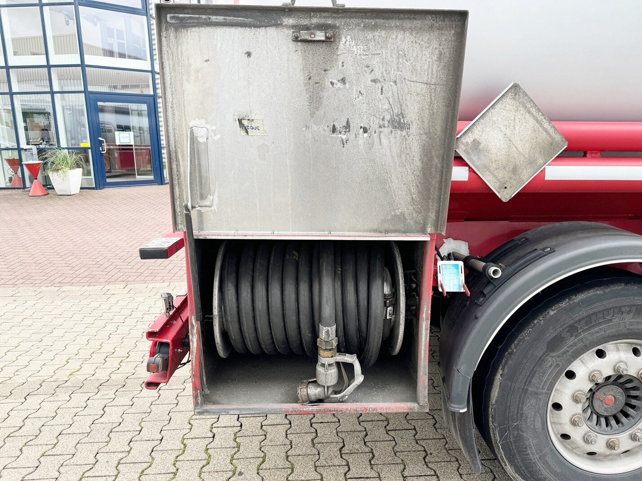 Cisternový návěs Schrader Z-STA 24-42.7/4 Tankauflieger Z-STA 24-42.7/4, 4 Kammern, ca. 42700l, 2x Liftachse, Oben-/Untenbefüllung: obrázek 13 Cisternový návěs Schrader Z-STA 24-42.7/4 Tankauflieger Z-STA 24-42.7/4, 4 Kammern, ca. 42700l, 2x Liftachse, Oben-/Untenbefüllung: obrázek 13