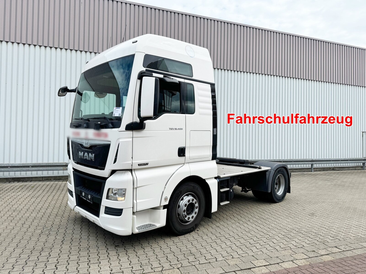 MAN TGX 18.400 4X2 BLS TGX 18.400 4X2 BLS, Fahrschule, 5 Sitzer - Tahač: obrázek 1 MAN TGX 18.400 4X2 BLS TGX 18.400 4X2 BLS, Fahrschule, 5 Sitzer - Tahač: obrázek 1