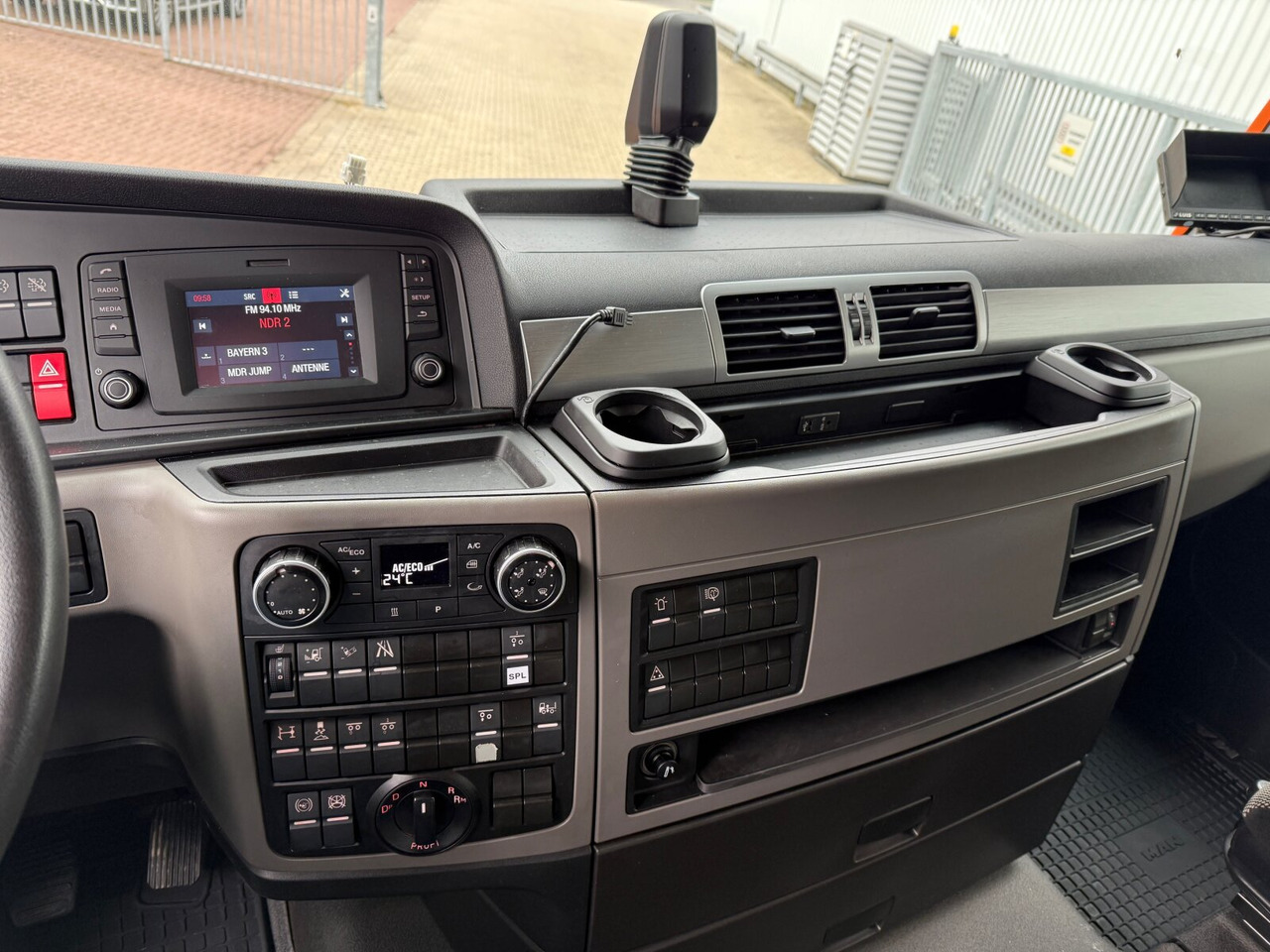 MAN TGX 26.510 6X2/4 BLS TGX 26.510 6X2/4 BLS, Intarder, Vorlauflenk-/lift, Standklima, XXL-Fahrerhaus, 70t - Tahač: obrázek 4 MAN TGX 26.510 6X2/4 BLS TGX 26.510 6X2/4 BLS, Intarder, Vorlauflenk-/lift, Standklima, XXL-Fahrerhaus, 70t - Tahač: obrázek 4