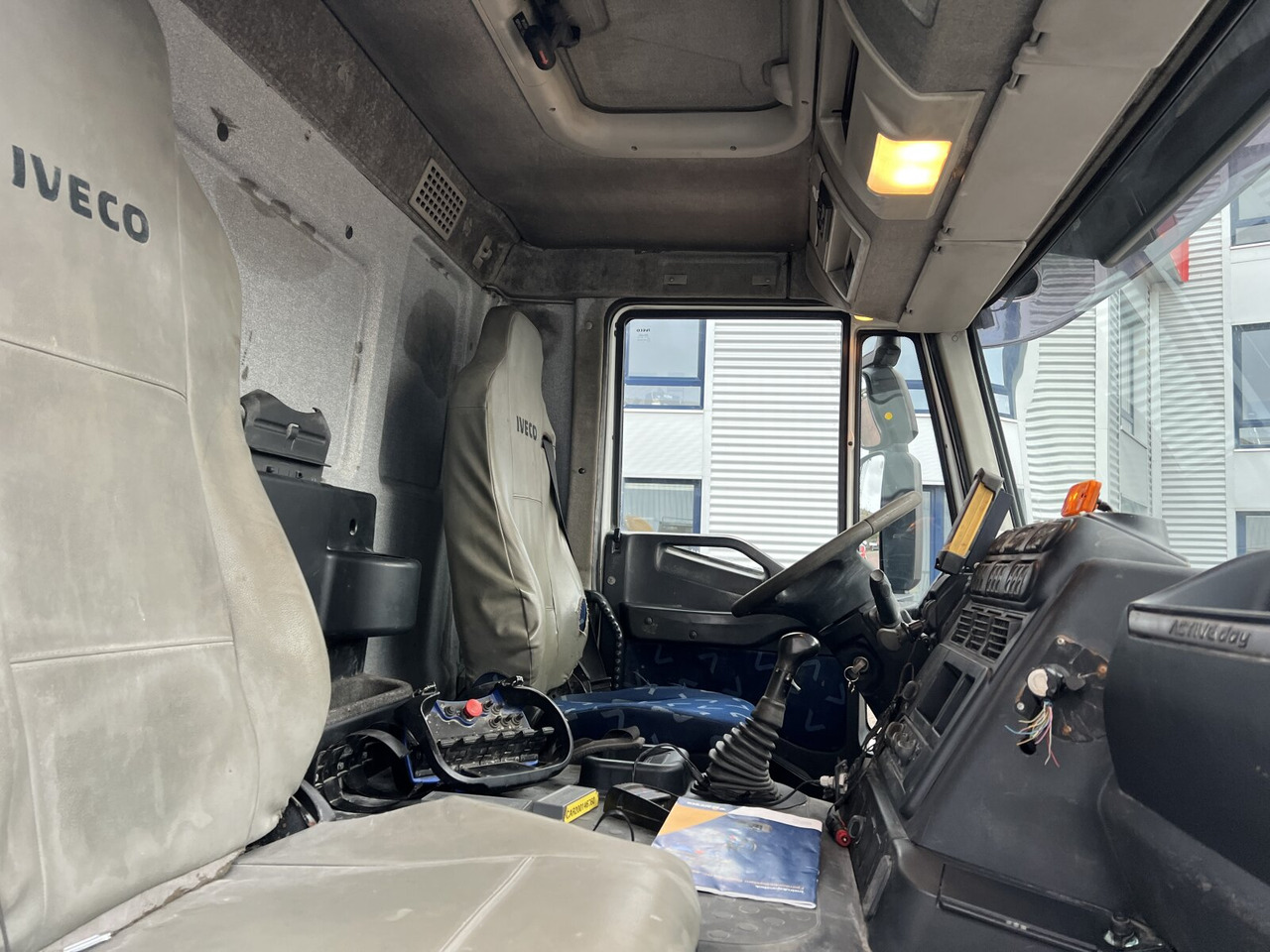 Trakker AD260T36 6x4 Trakker AD260T36 6x4 - Podvozek s kabinou: obrázek 5 Trakker AD260T36 6x4 Trakker AD260T36 6x4 - Podvozek s kabinou: obrázek 5