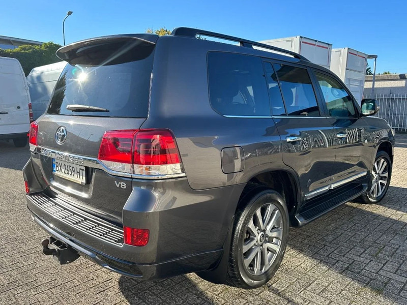 Toyota Land Cruiser V8 LAND CRUISER 200 V8 + CAMERA 360 + FRIDGE + DIESEL + ONLY EXPORT - SUV: obrázek 5 Toyota Land Cruiser V8 LAND CRUISER 200 V8 + CAMERA 360 + FRIDGE + DIESEL + ONLY EXPORT - SUV: obrázek 5