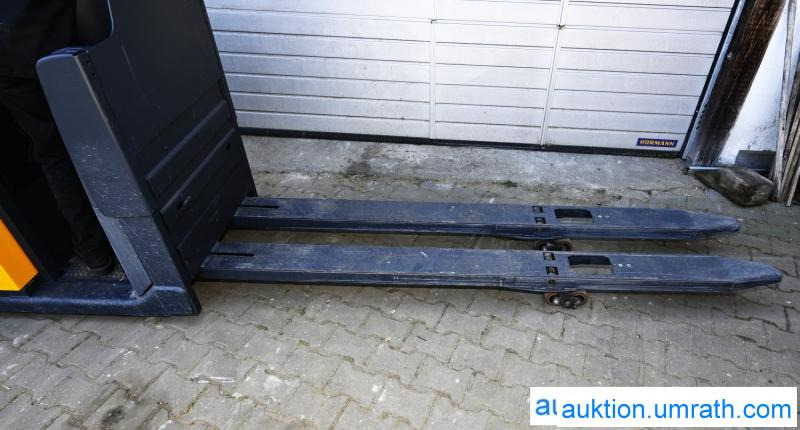 Kommissionierer Jungheinrich ECE 225 mit 72 Betriebsstunden Hubwagen Ameise Elektrohubwagen - Vychystávací vozík: obrázek 5 Kommissionierer Jungheinrich ECE 225 mit 72 Betriebsstunden Hubwagen Ameise Elektrohubwagen - Vychystávací vozík: obrázek 5