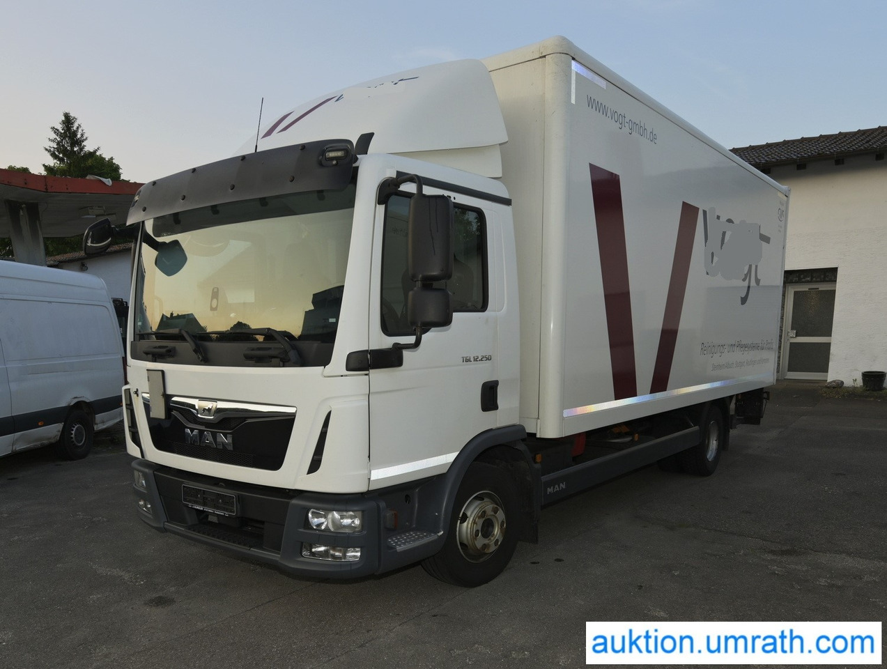 MAN TGL 12.250 4x2 L/BL Koffer Ladebordwand Klimaautomatik NAVI Luftfederung Automatikgetriebe EURO 6 - Skříňový nákladní auto: obrázek 1 MAN TGL 12.250 4x2 L/BL Koffer Ladebordwand Klimaautomatik NAVI Luftfederung Automatikgetriebe EURO 6 - Skříňový nákladní auto: obrázek 1