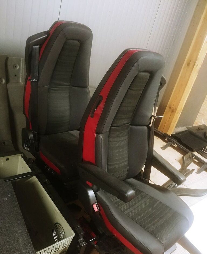 Volvo SET OF 2 PNEUMATIC AIR S, LEFT AND RIGHT, LHD Volvo FH4 - Sedaček pro Nákladní auto: obrázek 1 Volvo SET OF 2 PNEUMATIC AIR S, LEFT AND RIGHT, LHD Volvo FH4 - Sedaček pro Nákladní auto: obrázek 1