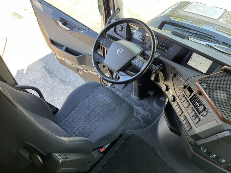 Tahač Volvo FH 460 LNG GAS ADR - ACC - Dynamic Steering - I-park Cool - Lane Keeping Support - collision warning - leather - ... BE Truck: obrázek 10 Tahač Volvo FH 460 LNG GAS ADR - ACC - Dynamic Steering - I-park Cool - Lane Keeping Support - collision warning - leather - ... BE Truck: obrázek 10