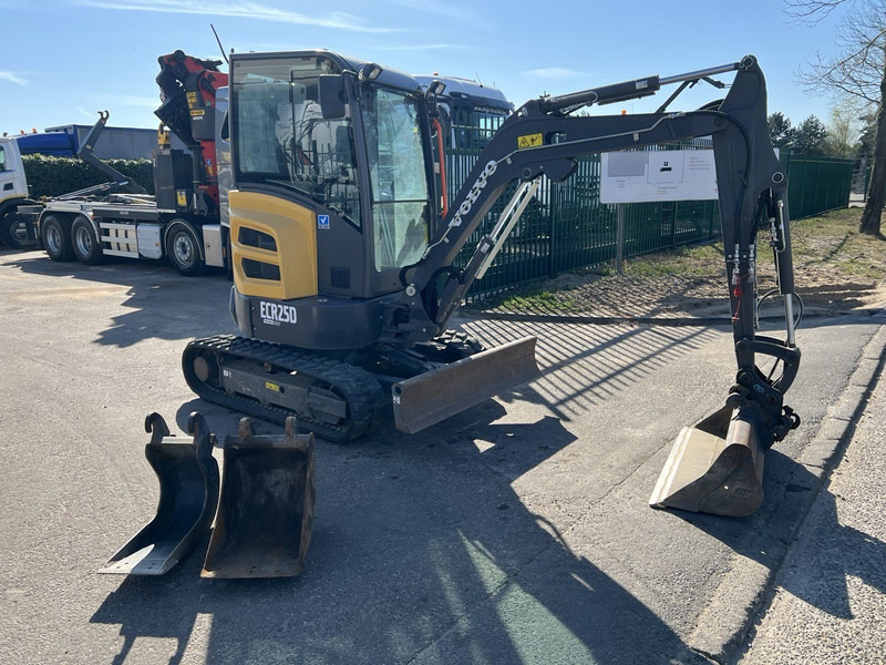 Volvo ECR25D 3 BAKKEN - 635 UREN - SLOOP + SORTEERFUNCTIE - EXTRA HYDR. LEIDINGEN - Mini rýpadlo: obrázek 1 Volvo ECR25D 3 BAKKEN - 635 UREN - SLOOP + SORTEERFUNCTIE - EXTRA HYDR. LEIDINGEN - Mini rýpadlo: obrázek 1