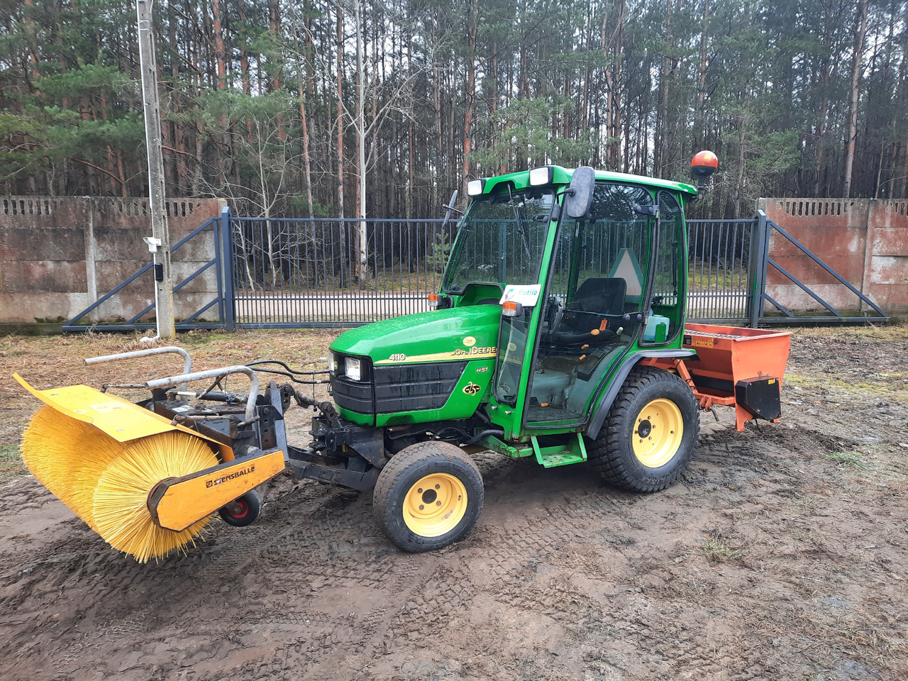 Traktor JOHN DEERE 4110: obrázek 1