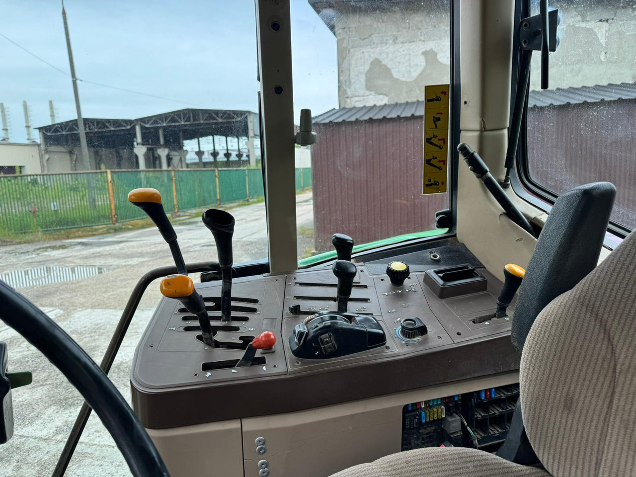 JOHN DEERE 6110 - Traktor: obrázek 4 JOHN DEERE 6110 - Traktor: obrázek 4