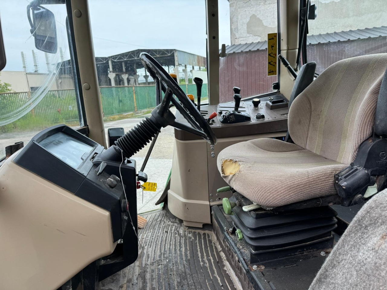 JOHN DEERE 6110 - Traktor: obrázek 3 JOHN DEERE 6110 - Traktor: obrázek 3