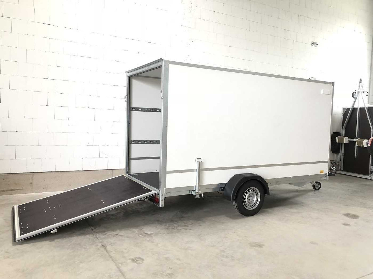 BLYSS F1336HD Rampe Kofferanhänger - Skříňový přívěs: obrázek 1 BLYSS F1336HD Rampe Kofferanhänger - Skříňový přívěs: obrázek 1