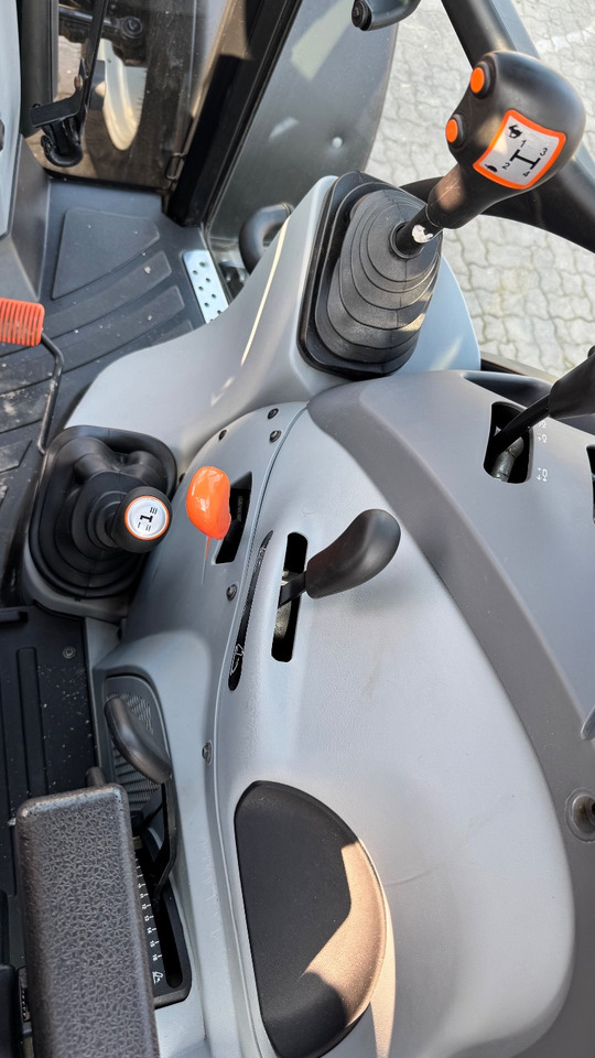 Steyr 4095 Kompakt Ecotech - Traktor: obrázek 2 Steyr 4095 Kompakt Ecotech - Traktor: obrázek 2