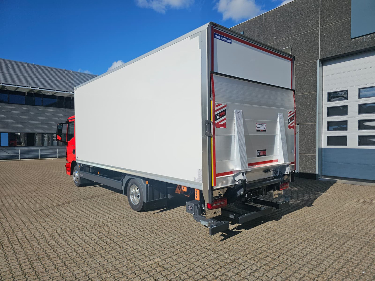 MAN TGL 8.220 - Skříňový nákladní auto: obrázek 4 MAN TGL 8.220 - Skříňový nákladní auto: obrázek 4