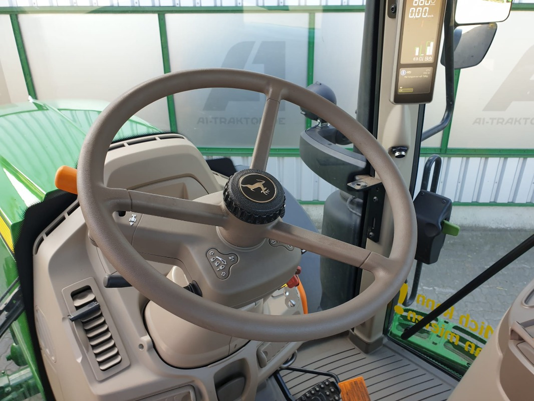 Traktor John Deere 6195M **MIETRÜCKLÄUFER**: obrázek 9