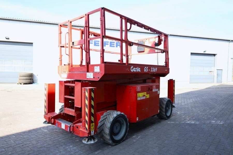 Genie GS3369DC Electric, 11.9m Working Height, 454kg Cap - Nůžková plošina: obrázek 2 Genie GS3369DC Electric, 11.9m Working Height, 454kg Cap - Nůžková plošina: obrázek 2