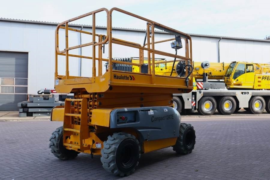 Haulotte Compact 12RTE Electric, 12m Working Height, 450kg - Nůžková plošina: obrázek 2 Haulotte Compact 12RTE Electric, 12m Working Height, 450kg - Nůžková plošina: obrázek 2