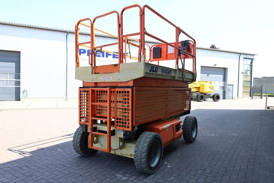 JLG M4069 Hybrid, 14.2m Working Height, 360kg Capacity - Nůžková plošina: obrázek 2 JLG M4069 Hybrid, 14.2m Working Height, 360kg Capacity - Nůžková plošina: obrázek 2