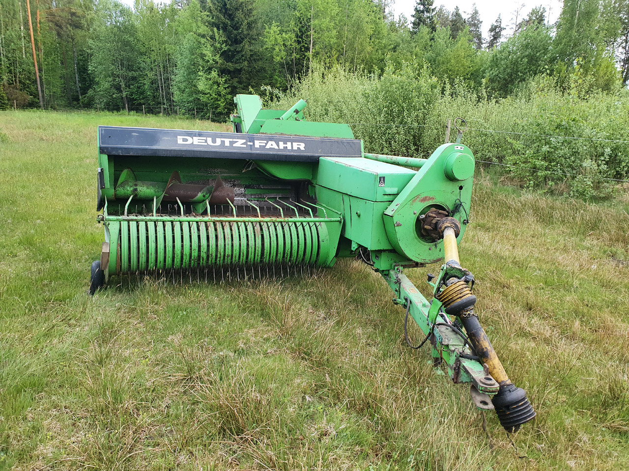 Deutz-Fahr HD 490 - Lis na válcové balíky: obrázek 1 Deutz-Fahr HD 490 - Lis na válcové balíky: obrázek 1