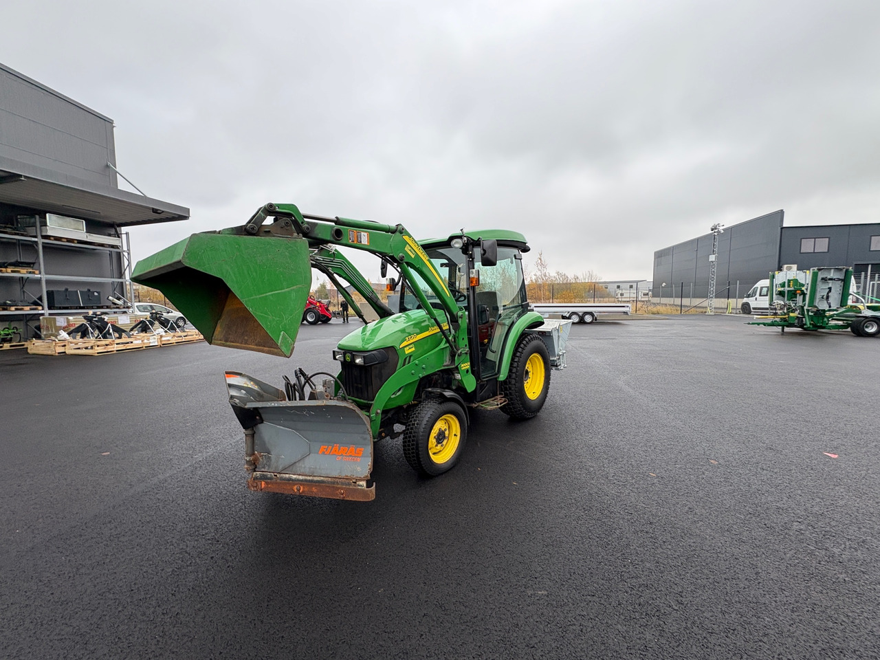 John Deere 3720 - Traktor: obrázek 1 John Deere 3720 - Traktor: obrázek 1