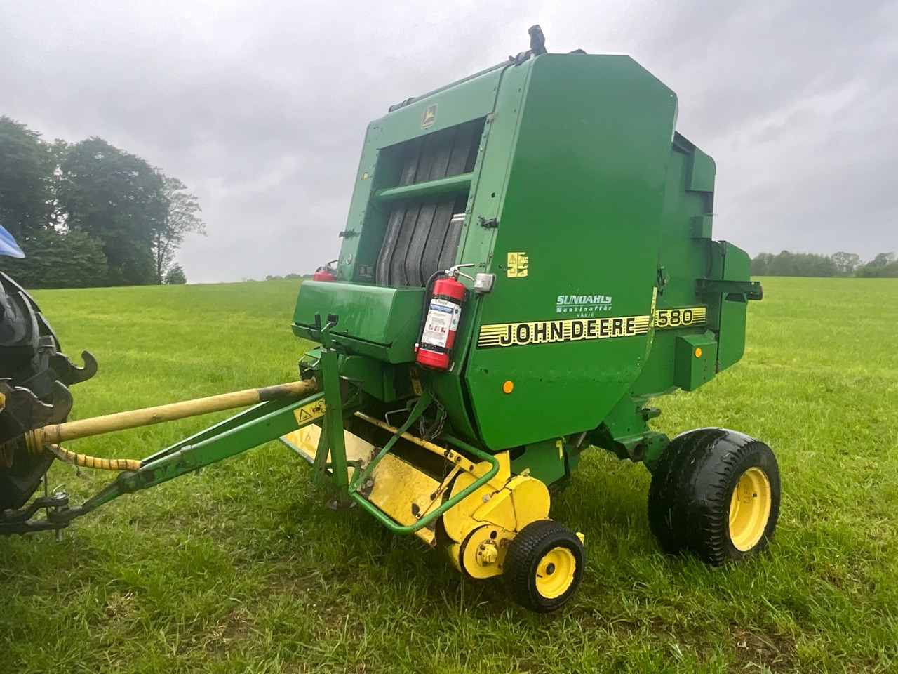 John Deere 580 - Lis na válcové balíky: obrázek 1 John Deere 580 - Lis na válcové balíky: obrázek 1