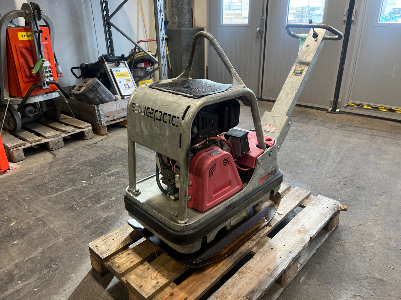 Swepac FB255 - Vibrační deska: obrázek 1 Swepac FB255 - Vibrační deska: obrázek 1