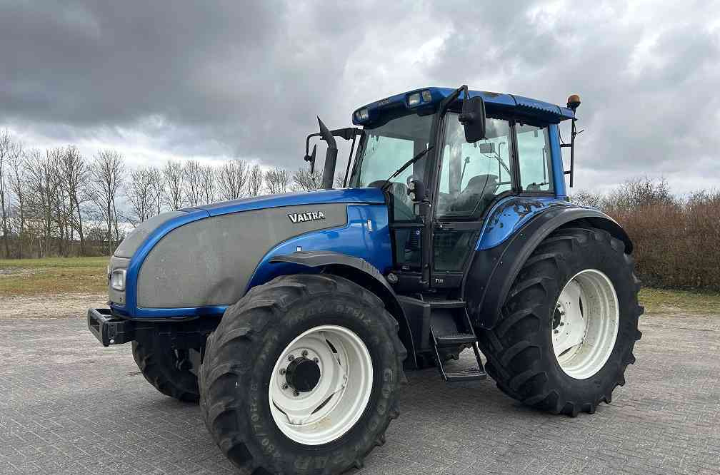 Valtra T130 - Traktor: obrázek 1 Valtra T130 - Traktor: obrázek 1