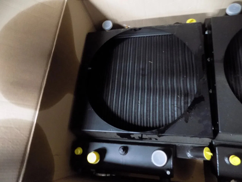Mercedes-Benz mercedes radiator nieuw - Chladič: obrázek 1 Mercedes-Benz mercedes radiator nieuw - Chladič: obrázek 1
