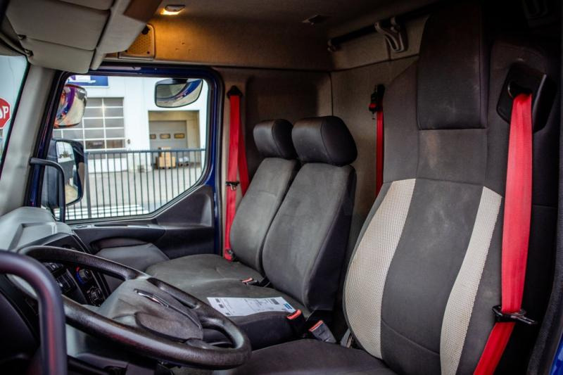 Interior photo 1: Skříňový nákladní auto Renault D210-12T-E6 - 50000 KM