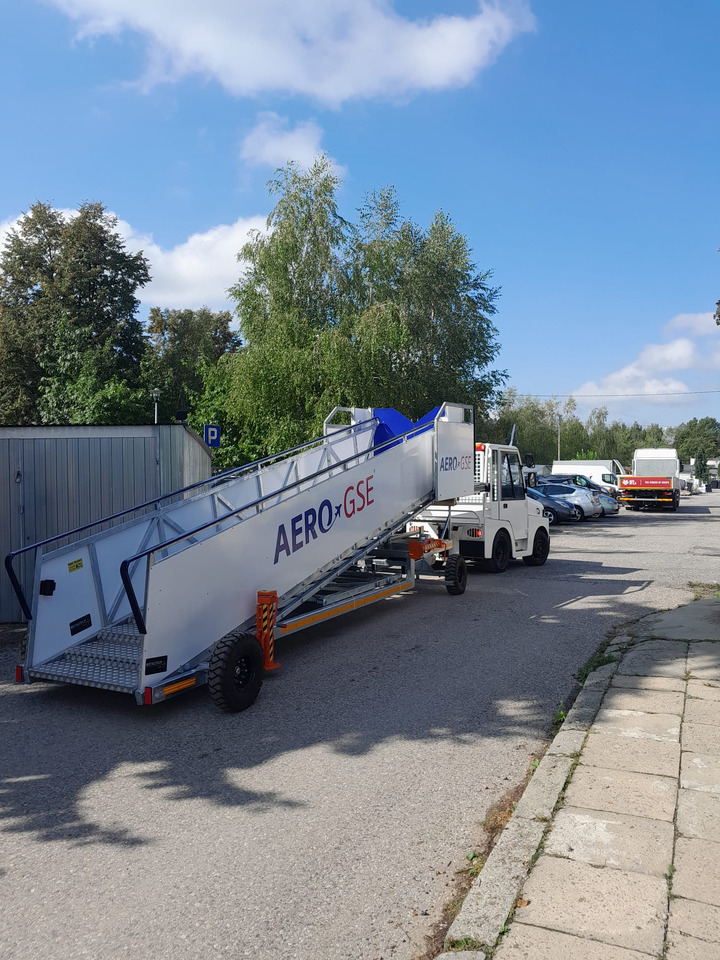 AERO-GSE stairs Towable stairs with the pedestrian movement ( 2,4-3,8m) - Schodiště pro cestující: obrázek 1 AERO-GSE stairs Towable stairs with the pedestrian movement ( 2,4-3,8m) - Schodiště pro cestující: obrázek 1