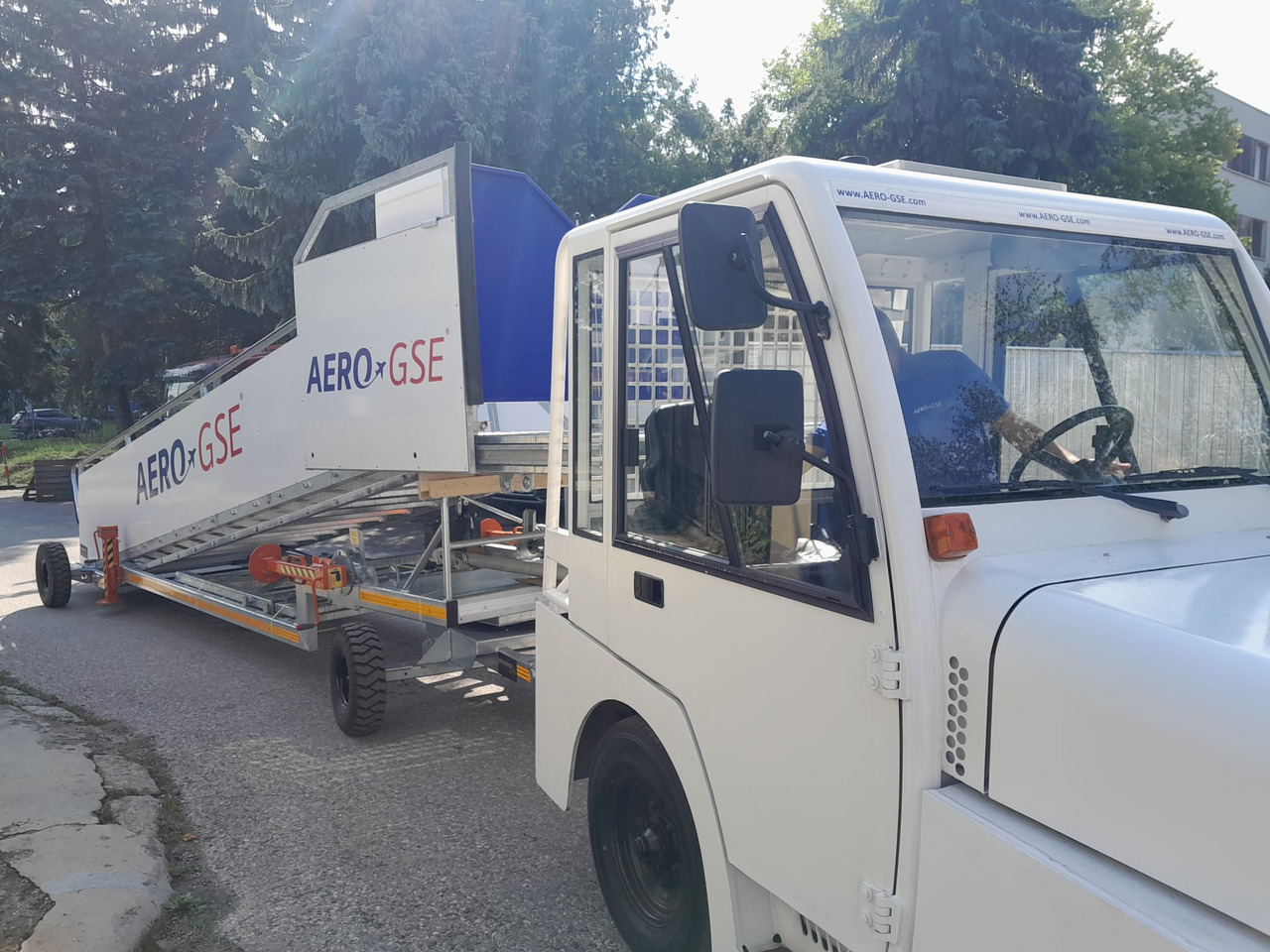 AERO-GSE stairs Towable stairs with the pedestrian movement ( 2,4-3,8m) - Schodiště pro cestující: obrázek 5 AERO-GSE stairs Towable stairs with the pedestrian movement ( 2,4-3,8m) - Schodiště pro cestující: obrázek 5