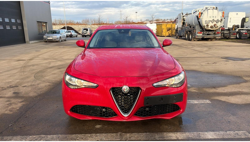 Alfa Romeo Giulia 2.0T (BELGIAN CAR / 200 PS / AUTOMATIC GEARBOX / NAVI / AIRCO / MEMORY SEATS / CAMERA) - Sedan: obrázek 2 Alfa Romeo Giulia 2.0T (BELGIAN CAR / 200 PS / AUTOMATIC GEARBOX / NAVI / AIRCO / MEMORY SEATS / CAMERA) - Sedan: obrázek 2