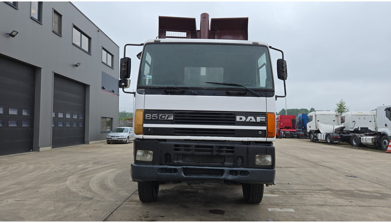 DAF 85 CF 340 (EURO 2 / MANUAL PUMP / STEEL SUSP. / POSSIBLE AS CHASSIS / 8X4) - Sklápěč: obrázek 2 DAF 85 CF 340 (EURO 2 / MANUAL PUMP / STEEL SUSP. / POSSIBLE AS CHASSIS / 8X4) - Sklápěč: obrázek 2