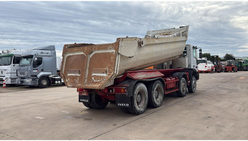 Iveco EUROTRAKKER 320 E 35 (GRAND PONT / LAMES / POMPE MANUELLE / 8X4 / CURSOR 8) - Sklápěč: obrázek 5 Iveco EUROTRAKKER 320 E 35 (GRAND PONT / LAMES / POMPE MANUELLE / 8X4 / CURSOR 8) - Sklápěč: obrázek 5