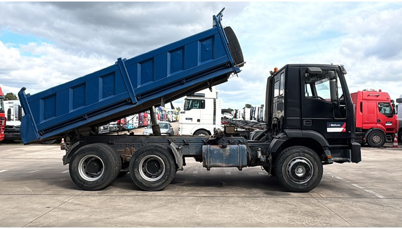 Iveco Eurotrakker 260 E 34 (POMPE MANUELLE / MANUAL PUMP / MANUAL GEARBOX / BOITE MANUELLE / LAMES) - Sklápěč: obrázek 3 Iveco Eurotrakker 260 E 34 (POMPE MANUELLE / MANUAL PUMP / MANUAL GEARBOX / BOITE MANUELLE / LAMES) - Sklápěč: obrázek 3