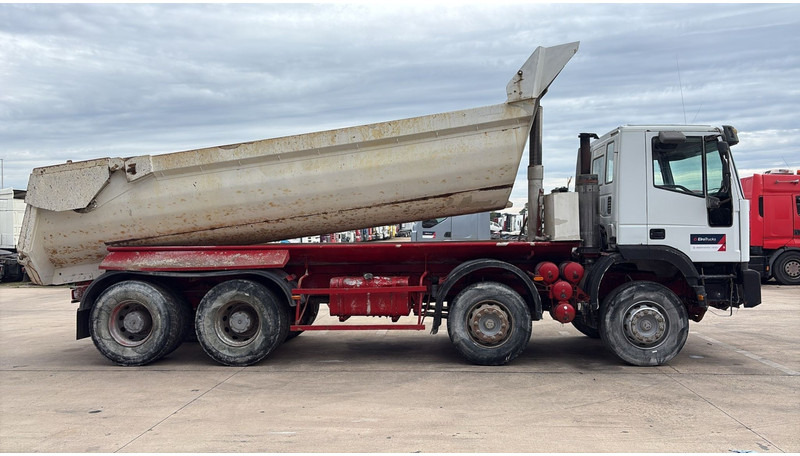 Iveco Eurotrakker 260 E32 (GRAND PONT / LAMES / POMPE MANUELLE / 8X4 / CURSOR 8) - Sklápěč: obrázek 4 Iveco Eurotrakker 260 E32 (GRAND PONT / LAMES / POMPE MANUELLE / 8X4 / CURSOR 8) - Sklápěč: obrázek 4