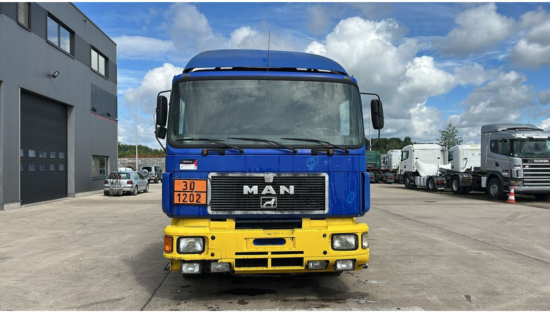 MAN 26.402 (18.000 L / 6X2 / 6 CYLINDER / FRONT STEEL / 3 COMPARTIMENTS) - Cisternové vozidlo: obrázek 2 MAN 26.402 (18.000 L / 6X2 / 6 CYLINDER / FRONT STEEL / 3 COMPARTIMENTS) - Cisternové vozidlo: obrázek 2