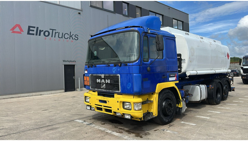 MAN 26.402 (18.000 L / 6X2 / 6 CYLINDER / FRONT STEEL / 3 COMPARTIMENTS) - Cisternové vozidlo: obrázek 1 MAN 26.402 (18.000 L / 6X2 / 6 CYLINDER / FRONT STEEL / 3 COMPARTIMENTS) - Cisternové vozidlo: obrázek 1