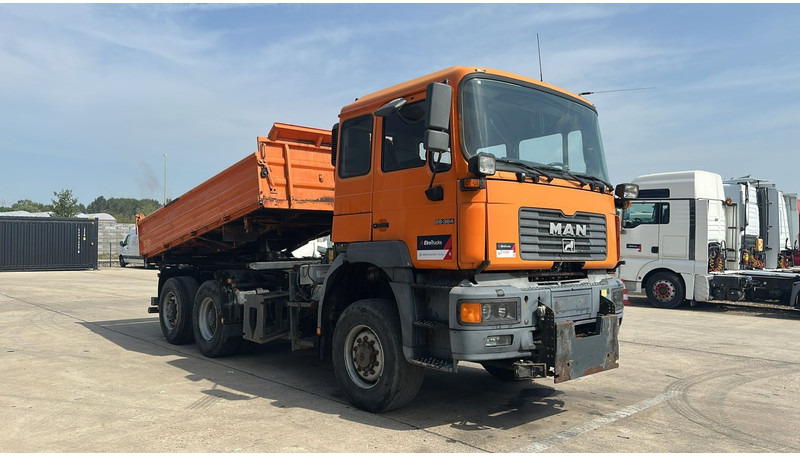 MAN 28.364 (4X4 + LIFT AXLE / 6 CYLINDERS / GOOD CONDITION / FRONT STEEL / MANUAL GEARBOX) - Sklápěč: obrázek 4 MAN 28.364 (4X4 + LIFT AXLE / 6 CYLINDERS / GOOD CONDITION / FRONT STEEL / MANUAL GEARBOX) - Sklápěč: obrázek 4