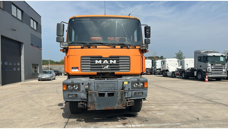 MAN 28.364 (4X4 + LIFT AXLE / 6 CYLINDERS / GOOD CONDITION / FRONT STEEL / MANUAL GEARBOX) - Sklápěč: obrázek 2 MAN 28.364 (4X4 + LIFT AXLE / 6 CYLINDERS / GOOD CONDITION / FRONT STEEL / MANUAL GEARBOX) - Sklápěč: obrázek 2