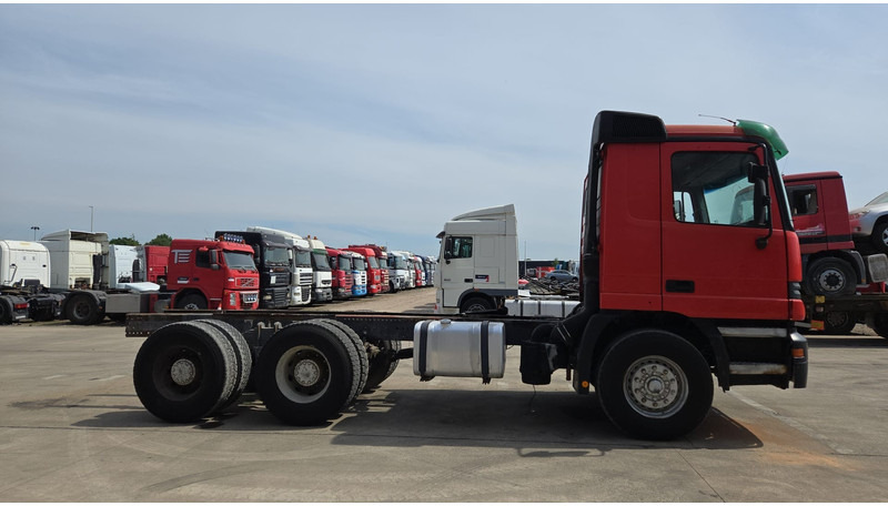 Mercedes-Benz ACTROS 2640 (EPS / 3 PEDALES / V6 / LAMES / GRAND PONT / EURO 2 / SEMI-AUTO) - Podvozek s kabinou: obrázek 4 Mercedes-Benz ACTROS 2640 (EPS / 3 PEDALES / V6 / LAMES / GRAND PONT / EURO 2 / SEMI-AUTO) - Podvozek s kabinou: obrázek 4