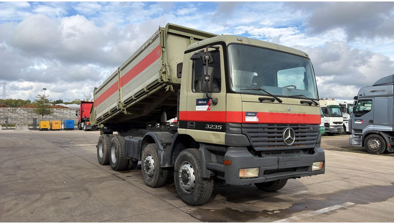 Mercedes-Benz Actros 3235 (EPS / LAMES / GRAND PONT / STEEL SUSP. / 3 PEDALES / MP1) - Sklápěč: obrázek 3 Mercedes-Benz Actros 3235 (EPS / LAMES / GRAND PONT / STEEL SUSP. / 3 PEDALES / MP1) - Sklápěč: obrázek 3