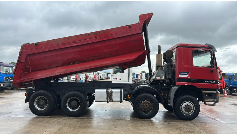 Mercedes-Benz Actros 4143 (BOITE MANUELLE / 8X8 / MANUAL GEARBOX / LAMES / GRAND PONT / BIG AXLE) - Sklápěč: obrázek 4 Mercedes-Benz Actros 4143 (BOITE MANUELLE / 8X8 / MANUAL GEARBOX / LAMES / GRAND PONT / BIG AXLE) - Sklápěč: obrázek 4