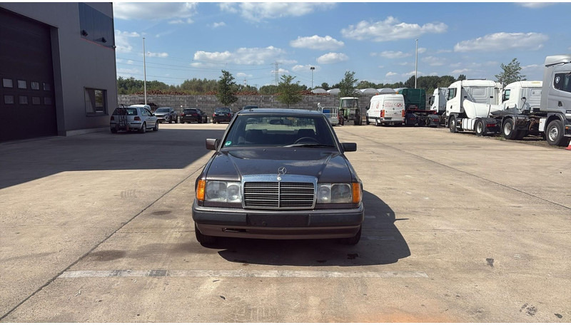 Mercedes-Benz E-Klasse 200 (GERMAN CAR / VOITURE D'ALLEMAGNE / ESSENCE / PETROL / MANUAL) - Sedan: obrázek 2 Mercedes-Benz E-Klasse 200 (GERMAN CAR / VOITURE D'ALLEMAGNE / ESSENCE / PETROL / MANUAL) - Sedan: obrázek 2