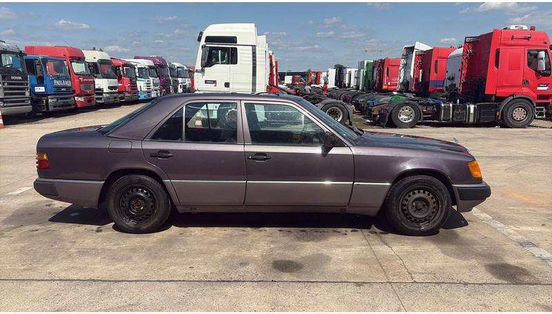 Mercedes-Benz E-Klasse 200 (GERMAN CAR / VOITURE D'ALLEMAGNE / ESSENCE / PETROL / MANUAL) - Sedan: obrázek 4 Mercedes-Benz E-Klasse 200 (GERMAN CAR / VOITURE D'ALLEMAGNE / ESSENCE / PETROL / MANUAL) - Sedan: obrázek 4