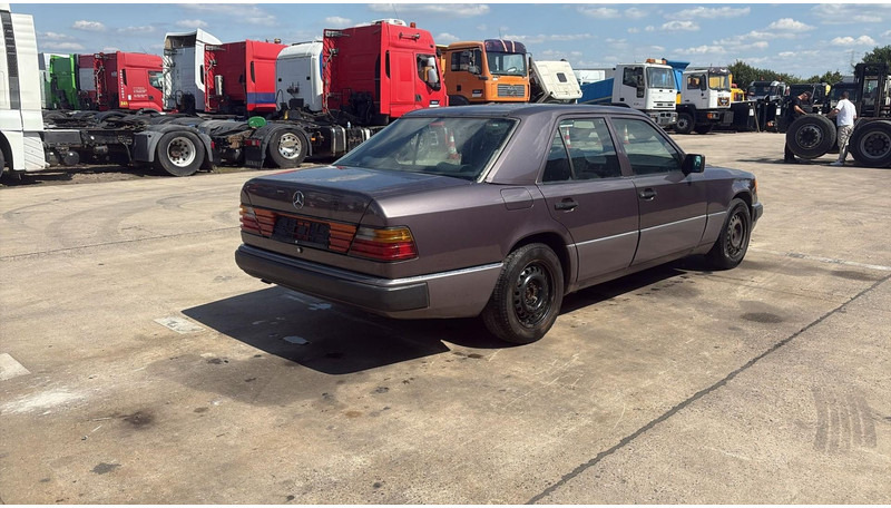 Mercedes-Benz E-Klasse 200 (GERMAN CAR / VOITURE D'ALLEMAGNE / ESSENCE / PETROL / MANUAL) - Sedan: obrázek 5 Mercedes-Benz E-Klasse 200 (GERMAN CAR / VOITURE D'ALLEMAGNE / ESSENCE / PETROL / MANUAL) - Sedan: obrázek 5