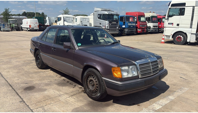 Mercedes-Benz E-Klasse 200 (GERMAN CAR / VOITURE D'ALLEMAGNE / ESSENCE / PETROL / MANUAL) - Sedan: obrázek 3 Mercedes-Benz E-Klasse 200 (GERMAN CAR / VOITURE D'ALLEMAGNE / ESSENCE / PETROL / MANUAL) - Sedan: obrázek 3