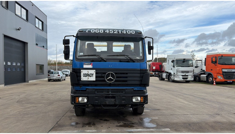Mercedes-Benz SK 1831 (LAMES / STEEL SUSP. / V6 / BOITE MANUELLE / GRANT PONT / BIG AXLE) - Kontejnérový podvozek/ Výměnná nástavba, Auto s hydraulickou rukou: obrázek 2 Mercedes-Benz SK 1831 (LAMES / STEEL SUSP. / V6 / BOITE MANUELLE / GRANT PONT / BIG AXLE) - Kontejnérový podvozek/ Výměnná nástavba, Auto s hydraulickou rukou: obrázek 2